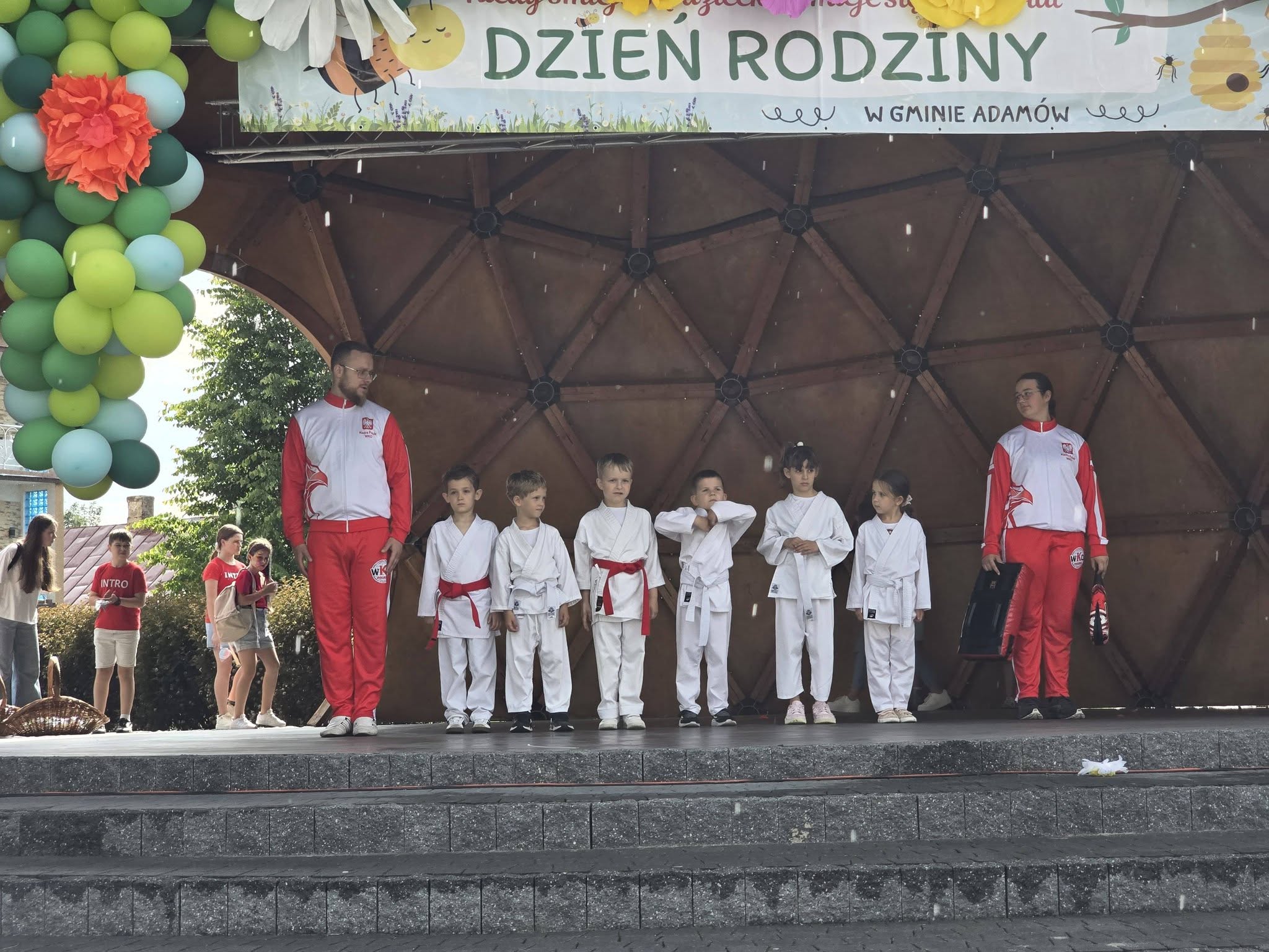 Zdjęcie z pokazu karate i obrony osobistej podczas Dnia Rodziny w Adamowie